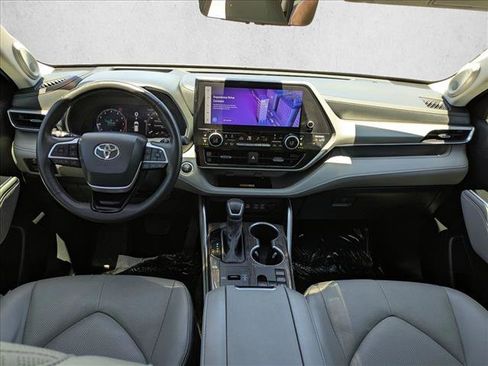 Certified 2024 Toyota Highlander Platinum FWD image 18