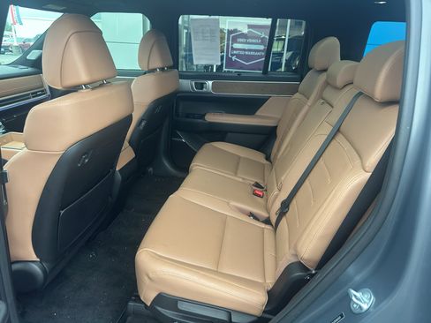 Used 2025 Hyundai Santa Fe Limited image 12