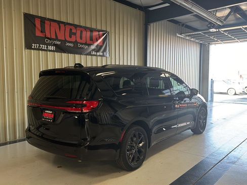 New 2026 Chrysler Pacifica Limited image 29