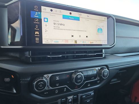 Used 2025 Jeep Wrangler Unlimited Rubicon image 17