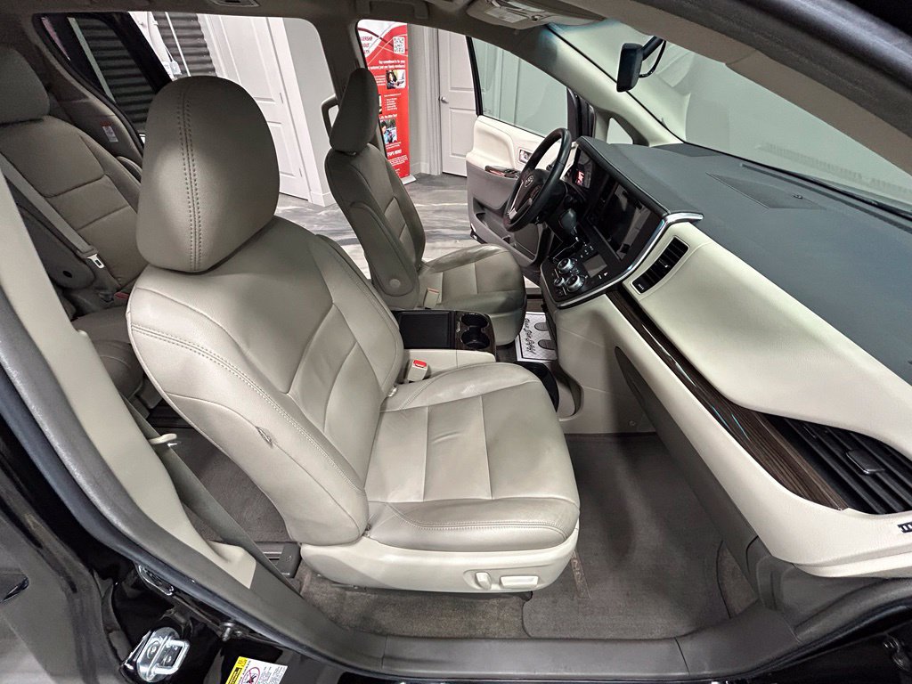 Used 2017 Toyota Sienna XLE FWD image 43