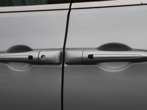 Used 2024 Chrysler Pacifica Touring-L image 10