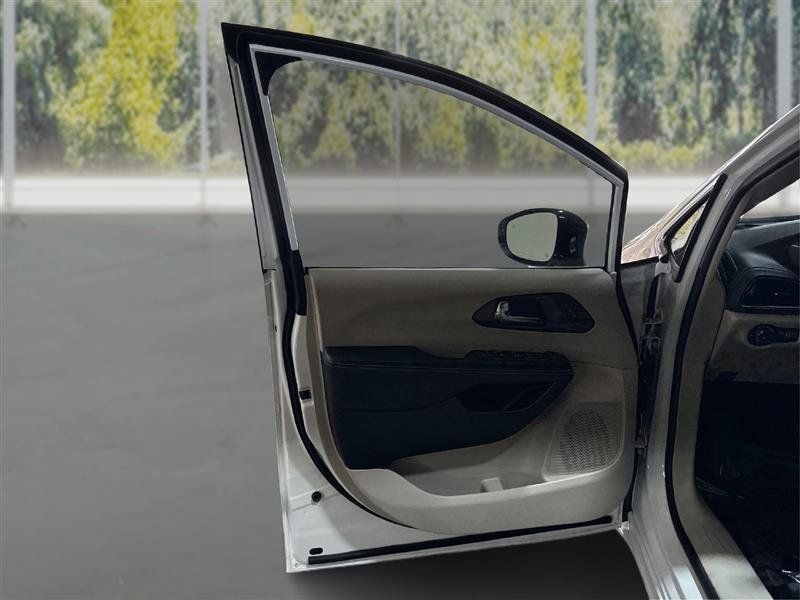 Used 2023 Chrysler Pacifica Limited FWD image 20