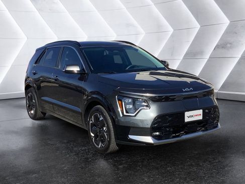 Certified 2025 Kia Niro Wave w/ Wave Preserve Package FWD image 1