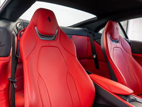 Used 2019 Ferrari Portofino RWD image 30