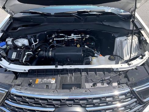 Certified 2024 Ford Explorer XLT w/ Equipment Group 202A RWD image 10