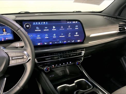 Used 2026 Chevrolet Traverse LT w/ Driver Confidence Package FWD image 6