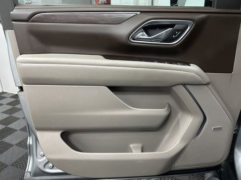 Used 2023 Chevrolet Suburban Z71 w/ Luxury Package image 16