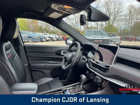 Used 2025 Jeep Compass Trailhawk AWD/4WD image 39