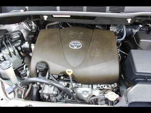 Used 2017 Toyota Sienna LE image 45