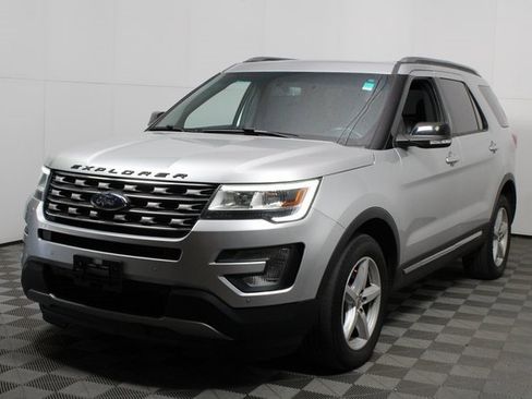 Used 2016 Ford Explorer XLT w/ Equipment Group 202A image 3