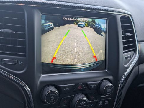 Used 2018 Jeep Grand Cherokee Laredo RWD image 9