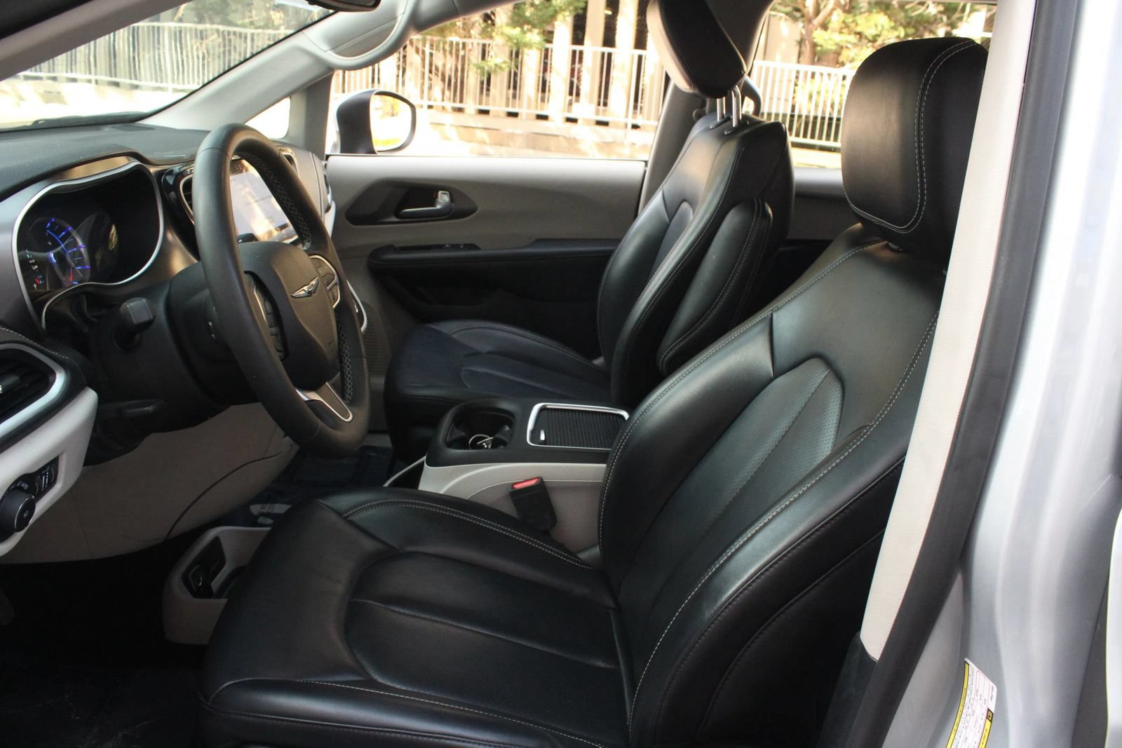 Used 2023 Chrysler Pacifica Touring-L FWD image 15