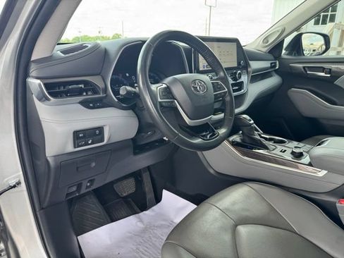 Used 2023 Toyota Highlander Limited AWD/4WD image 19