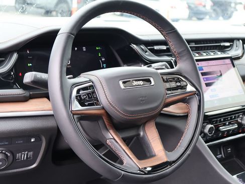 Used 2022 Jeep Grand Cherokee Summit w/ Advanced Protech Group IV AWD/4WD image 24