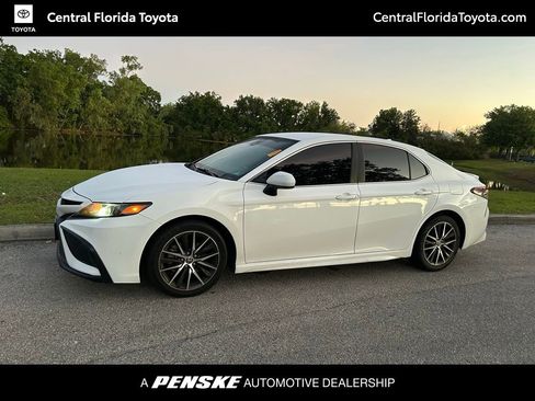 Used 2021 Toyota Camry SE image 1