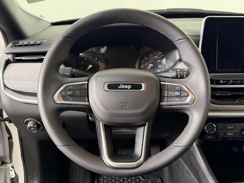 Used 2025 Jeep Compass Latitude AWD/4WD image 15
