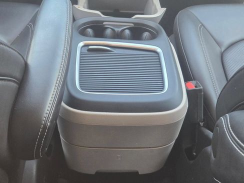 Used 2024 Chrysler Pacifica Touring-L FWD image 12