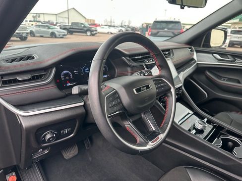 Used 2022 Jeep Grand Cherokee Trailhawk w/ Luxury Tech Group III image 12