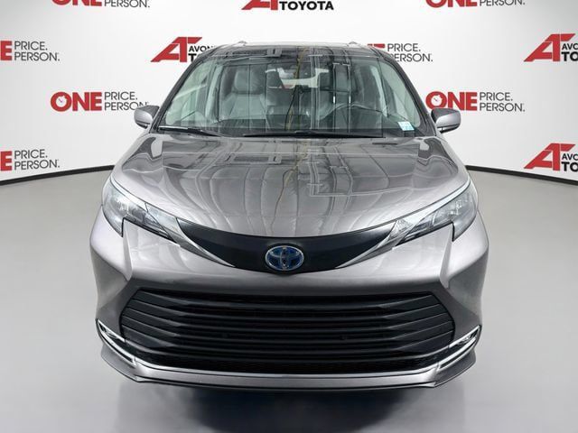 Certified 2024 Toyota Sienna XLE FWD image 3