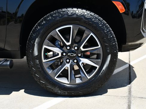 Used 2024 Chevrolet Tahoe Z71 w/ Z71 Off-Road Package AWD/4WD image 4