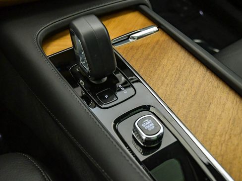 Certified 2025 Volvo XC90 B6 Ultra image 24