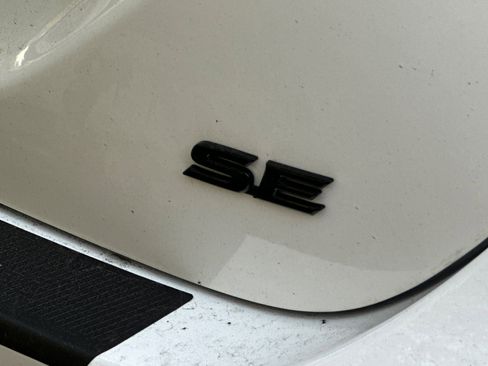 Used 2024 Toyota Camry SE image 9
