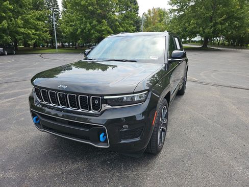 Used 2023 Jeep Grand Cherokee Overland w/ Advanced Protech Group III AWD/4WD image 2