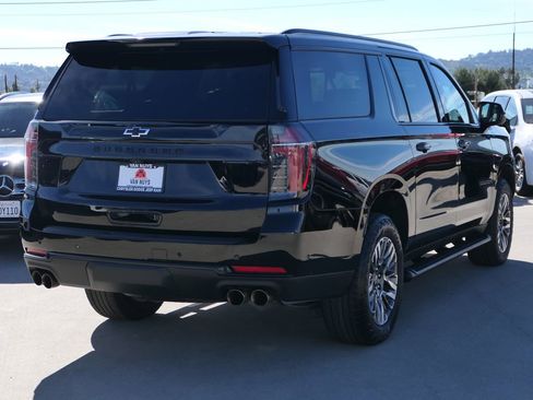 Used 2025 Chevrolet Suburban Z71 AWD/4WD image 4
