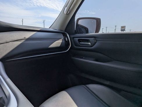 Used 2025 Nissan Armada SV RWD image 16