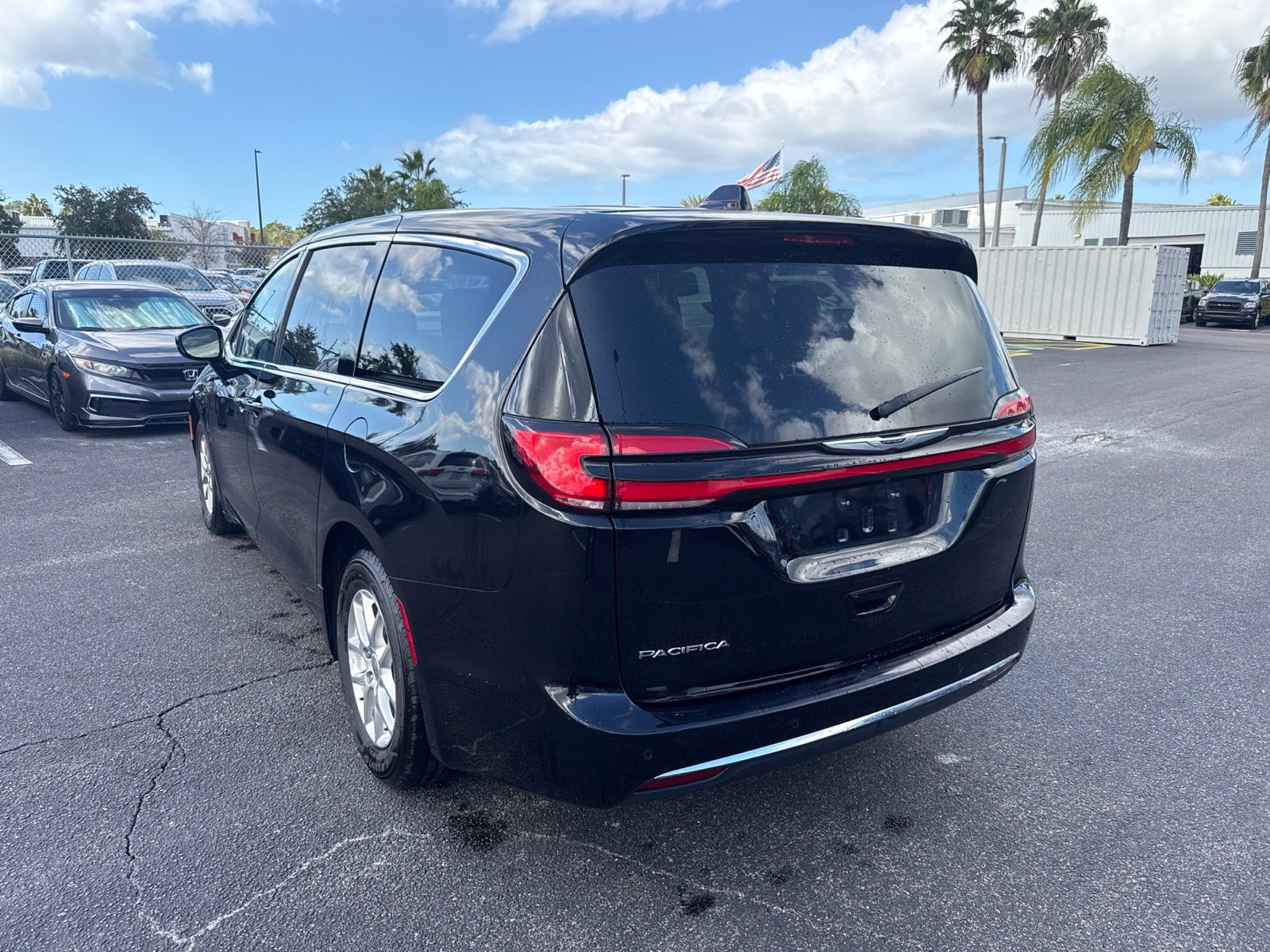 Used 2024 Chrysler Pacifica Touring-L FWD image 5