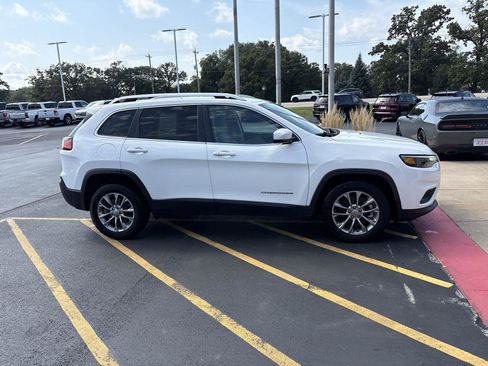 Used 2021 Jeep Cherokee Latitude Lux w/ Comfort/Convenience Group FWD image 4