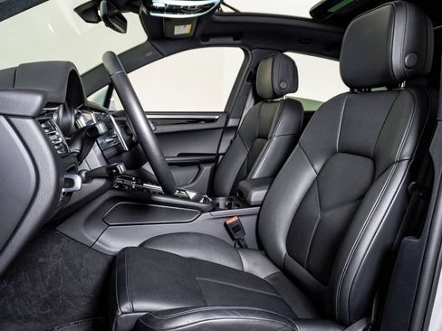 Certified 2026 Porsche Macan AWD/4WD image 5