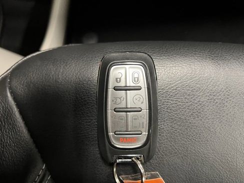 Used 2022 Chrysler Pacifica Touring-L image 50