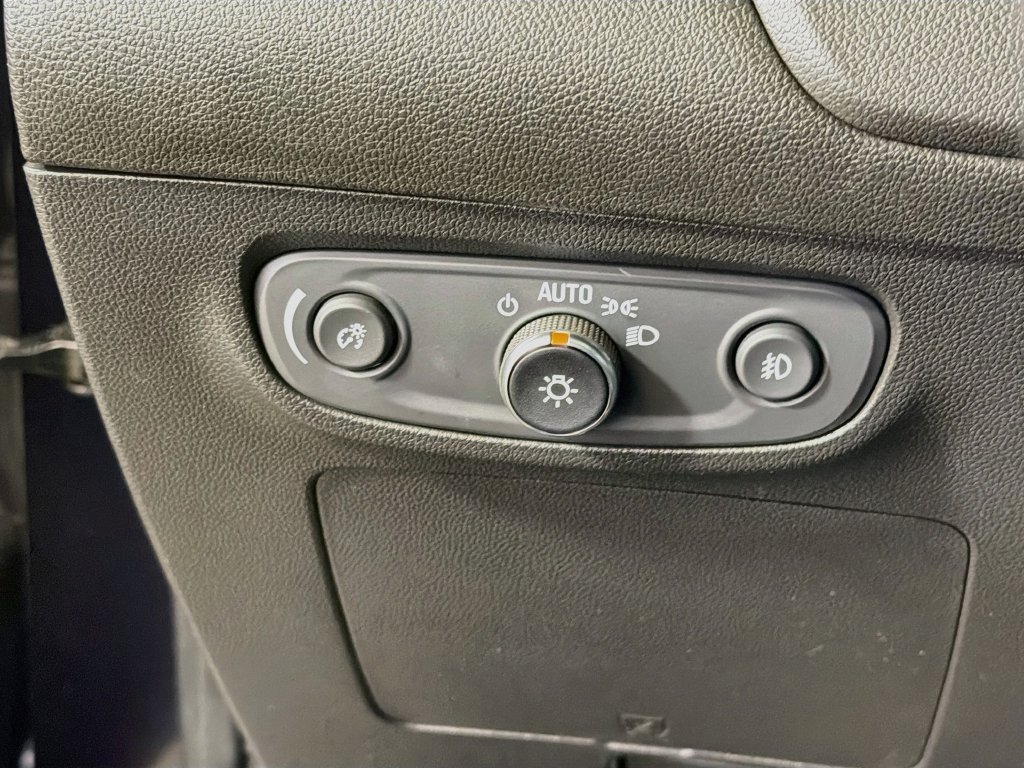 Used 2020 Buick Encore GX Essence w/ Experience Buick Package FWD image 12