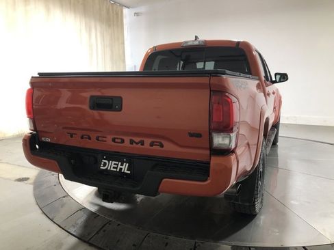 Used 2017 Toyota Tacoma TRD Sport w/ Tow Package (A/T) image 7