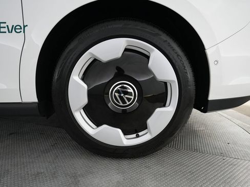 Used 2025 Volkswagen ID. Buzz Pro S RWD image 9
