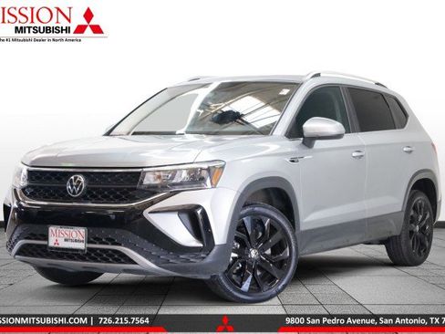 Used 2022 Volkswagen Taos SE image 1