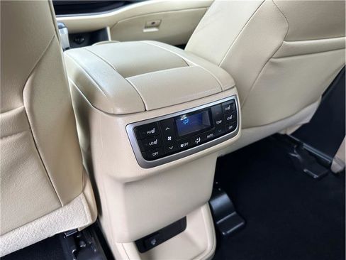 Used 2014 Toyota Highlander Limited Platinum AWD/4WD image 19
