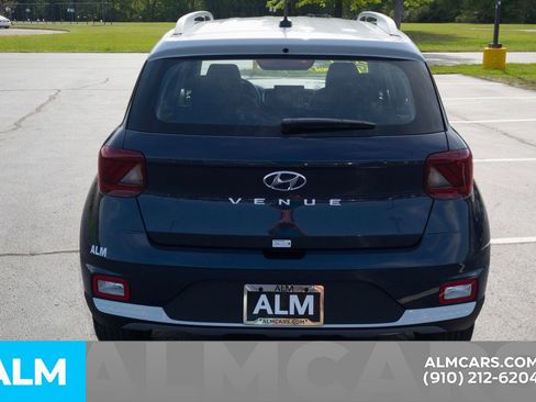Used 2025 Hyundai Venue Limited image 7