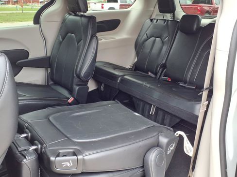 Used 2024 Chrysler Pacifica Touring-L FWD image 4