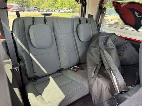 Used 2025 Jeep Wrangler Sport AWD/4WD image 17