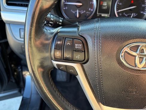 Used 2019 Toyota Highlander XLE image 16