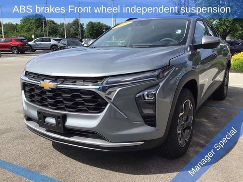 Used 2025 Chevrolet Trax LT FWD image 13