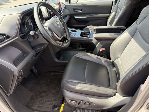 Used 2022 Toyota Sienna XSE FWD image 19