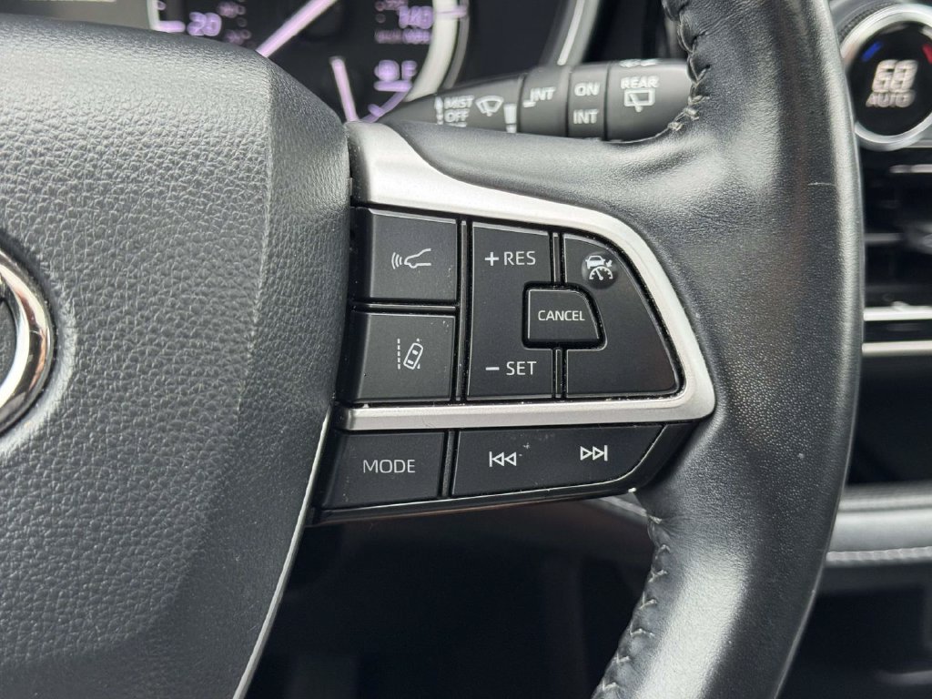 Used 2022 Toyota Highlander XLE AWD/4WD image 11