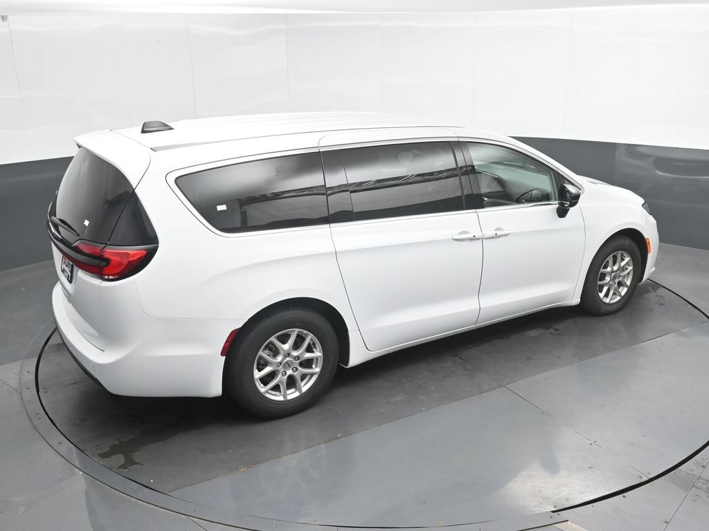Used 2024 Chrysler Pacifica Touring-L FWD image 31