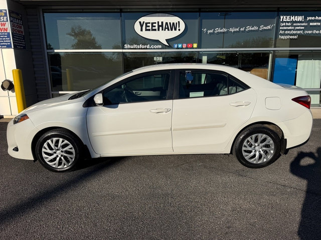 Used 2018 Toyota Corolla LE FWD image 2