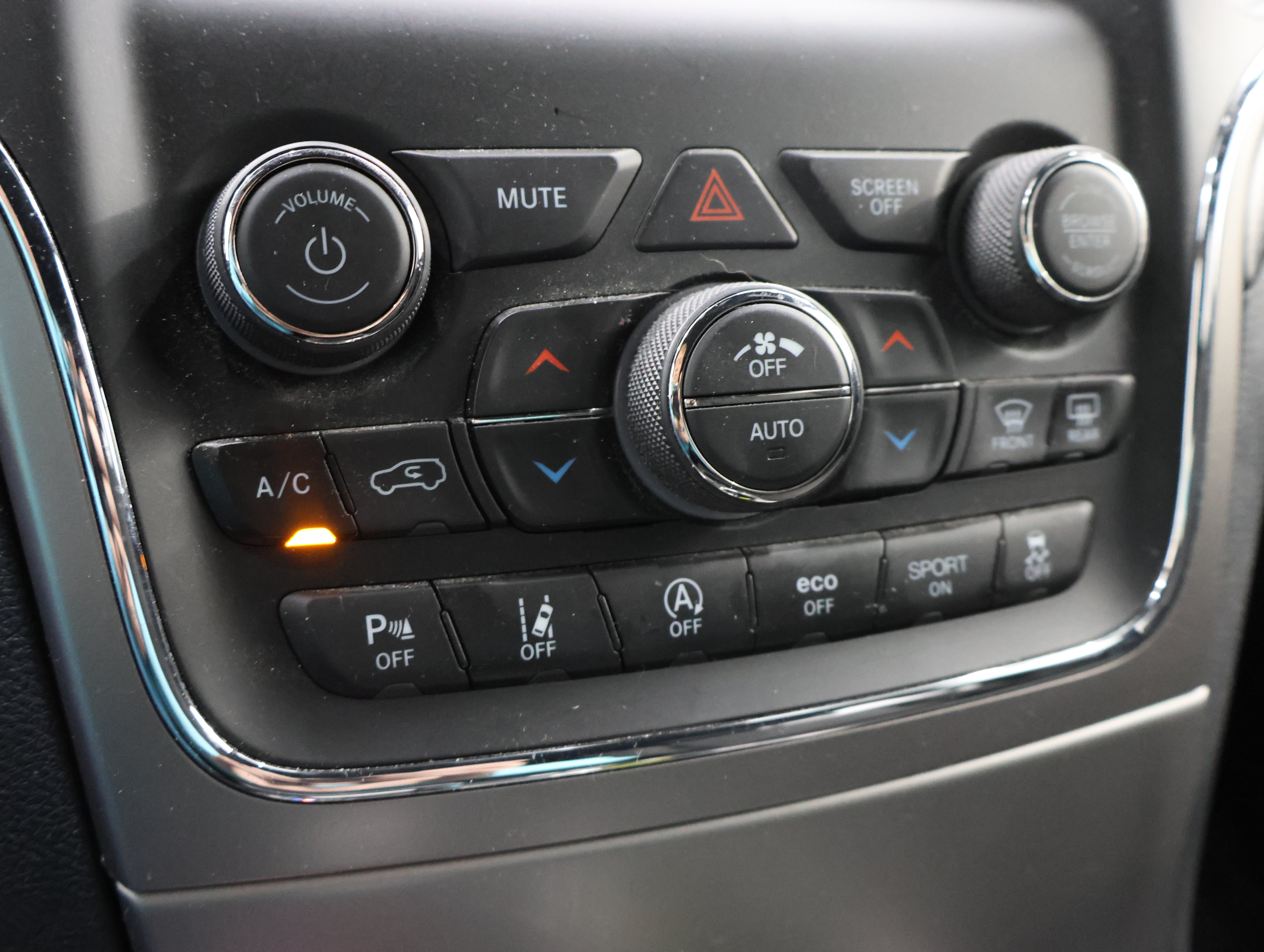 Used 2021 Jeep Grand Cherokee Laredo AWD/4WD image 46