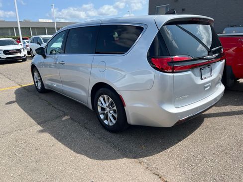 Used 2026 Chrysler Pacifica Limited FWD image 10